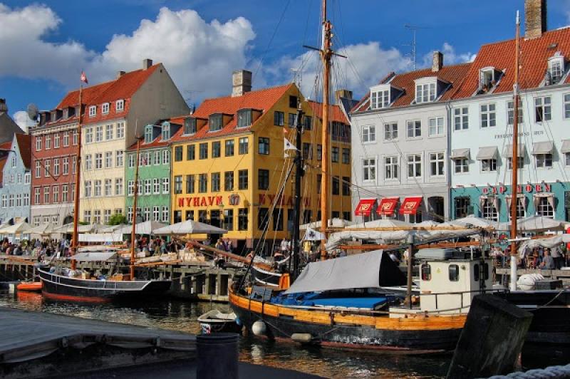 Kanalbåt längst Nyhavn