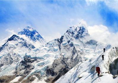 Nepal: Mandy Moore på Mount Everest – samtidigt som dödsfallen ökar i år