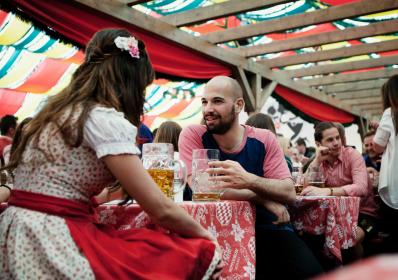 München, Tyskland: Tysk oktoberfest tillbaka med bierflation