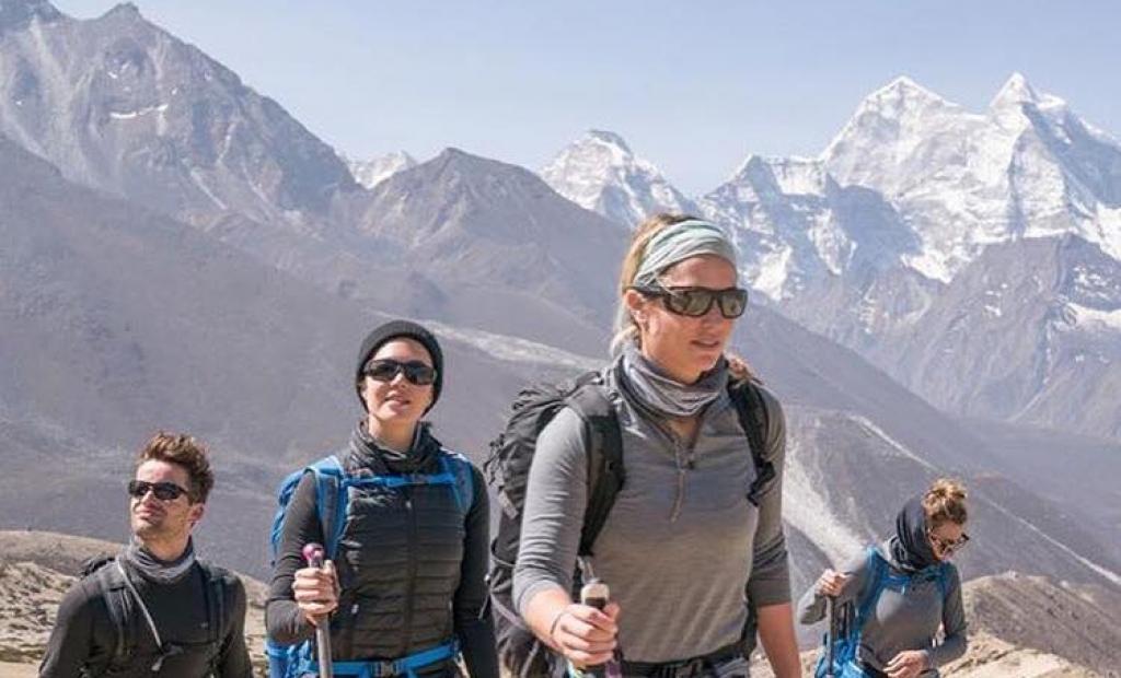 Nepal: Mandy Moore på Mount Everest – samtidigt som dödsfallen ökar i år