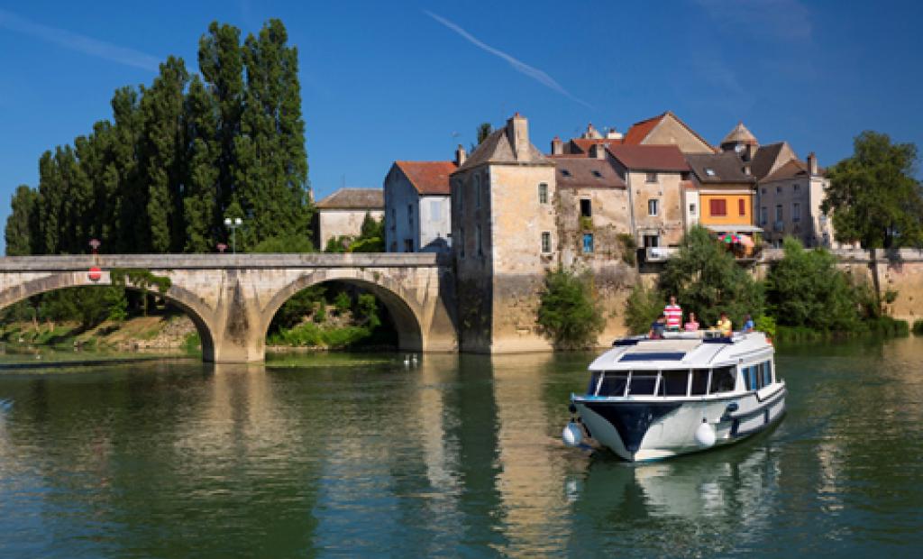 Upplev Frankrike på kanalbåtssemester med Le Boat