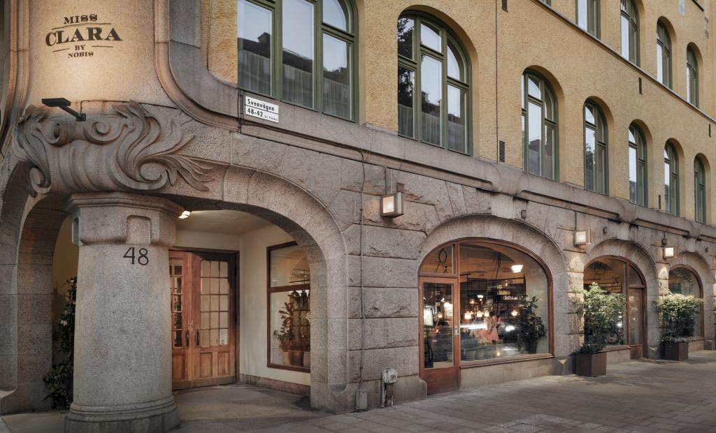 Sverige: 300 sökte till Miss Claras utställning Konsten att vara kvinna