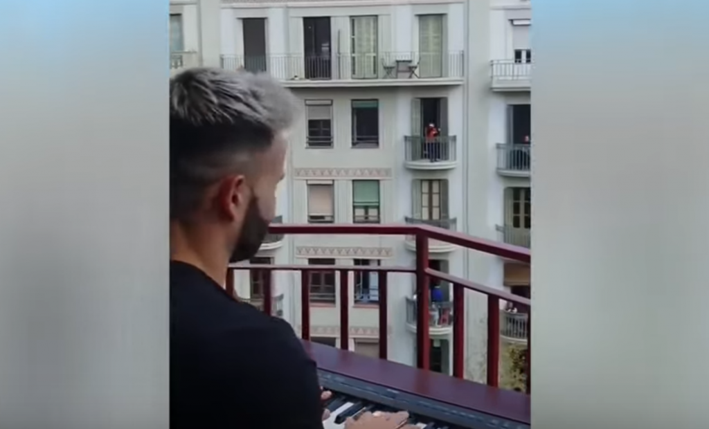 Spanjorer i karantän håller balkongkonsert