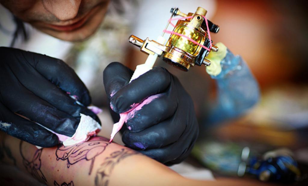 Svenskarnas mest udda tatueringar på semestern